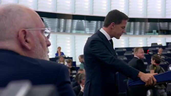 Il primo ministro olandese, Mark Rutte, durante il suo intervento in Parlamento europeo. Sulla sinistra Frans Timmermans, primo vicepresidente della Commissione Ue, anche lui olandese