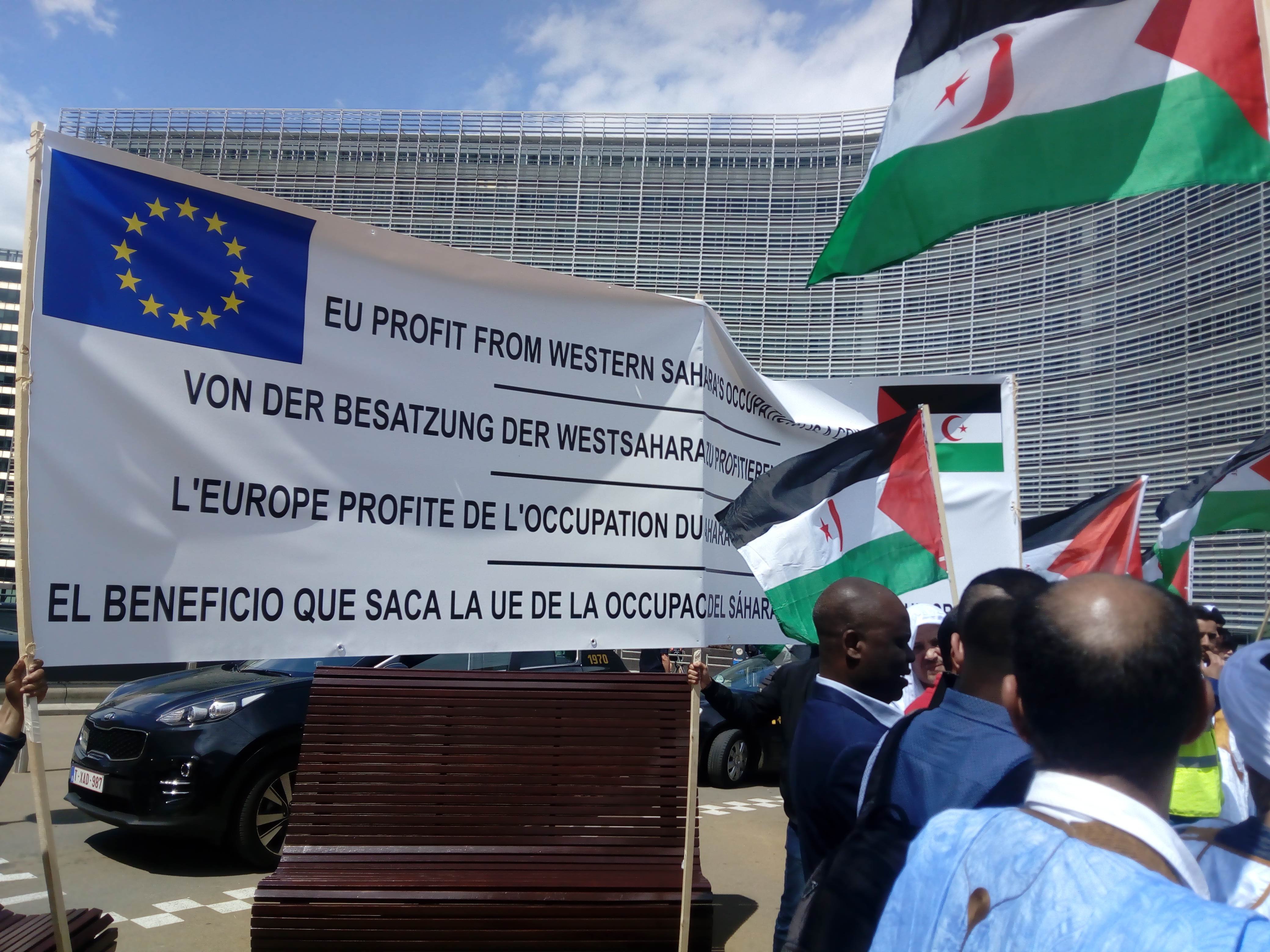 Un momento della protesta del popolo Saharawi davanti le istituzioni comunitarie. "L'Ue si approfitta dell'occupazione del Sahara occidentale", recita lo striscione