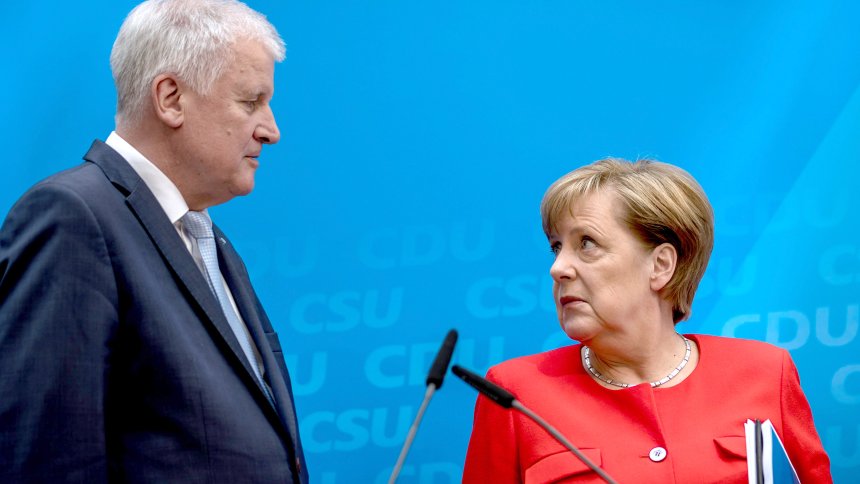 Bundeskanzlerin und CDU-Bundesvorsitzende Angela Merkel steht neben dem CSU Vorsitzenden Horst Seehofer am 03.07.2017 in Berlin bei der Pressekonferenz zur Vorstellung des Wahlprogramms. Die Parteien haben in einer gemeinsamen Vorstandssitzung ihr Programm zur Bundestagswahl 2017 unter dem Motto "Für ein Dutschland, in dem wir gut und gerne leben. Regierungsprogramm 2017 - 2021 beschlossen. Foto: Michael Kappeler/dpa +++(c) dpa - Bildfunk+++