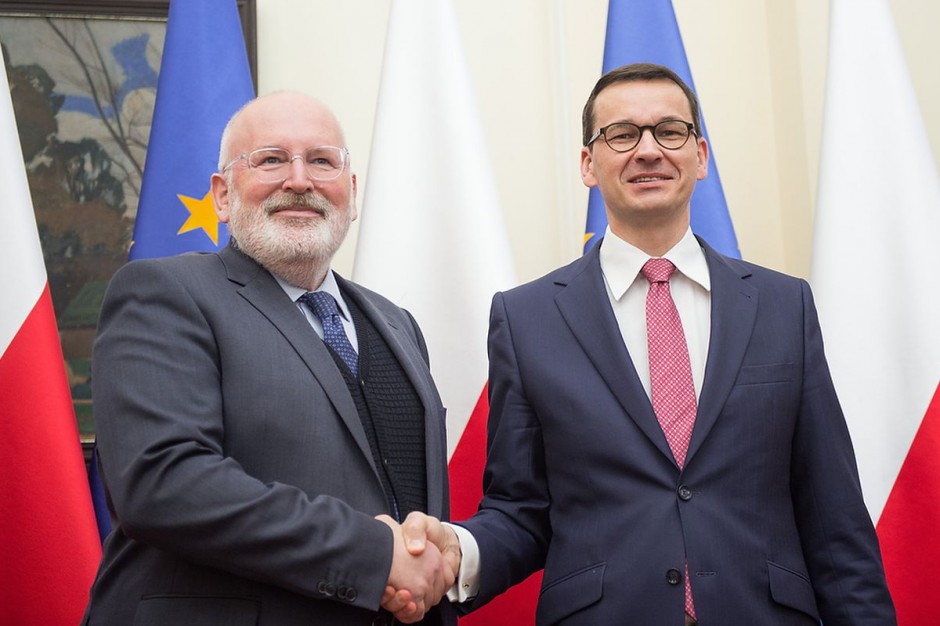 Il vicepresidente della Commissione Ue, Frans Timmermans (sinistra), con il primo ministro polacco, Mateusz Morawiecki (archivio)