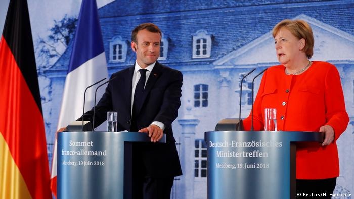 Emmanuel Macron e Angela Merkel in conferenza stampa a Mesenberg il 19 giugno scorso