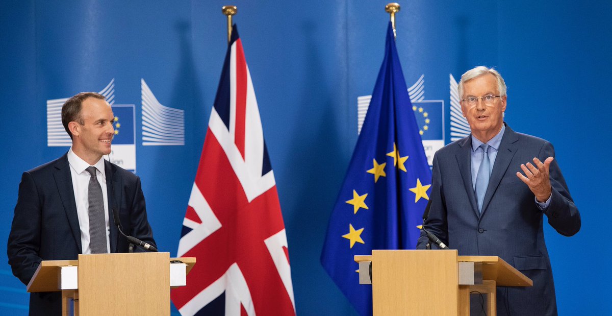 Dominic Raab e Michel Barnier oggi in conferenza stampa a Bruxelles