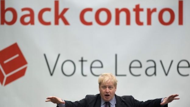 L'ex ministro degli Esteri, Boris Johnons, sotto un manisfesto di Vote Leave.