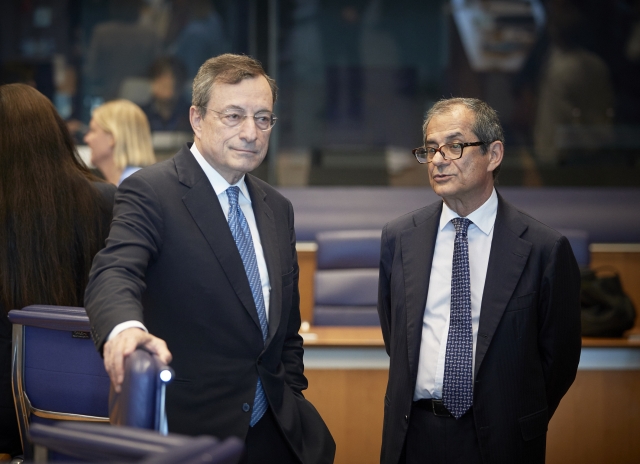 Il ministro dell'Economia, Giovanni Tria (destra), con il presidente della Bce, Mario Draghi, durante l'Eurogruppo