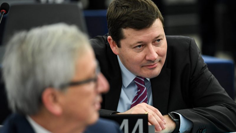 Martin Selmayr, nuovo segretario generale della Commissione europea. Il suo processo di nomina offusca l'immagine di Jean-Claude Juncker (a sinistra)