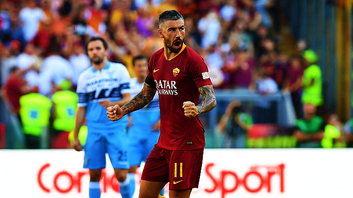 Aleksandar Kolarov esulta dopo il gol nel derby della Capitale. E' il secondo giocatore ad aver segnato con entrambe le maglie