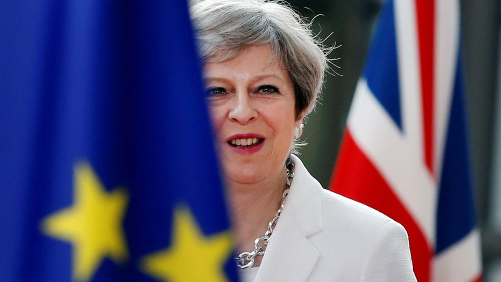 La premier britannica Theresa May tra la bandiera del suo Paese e quella dell'Ue