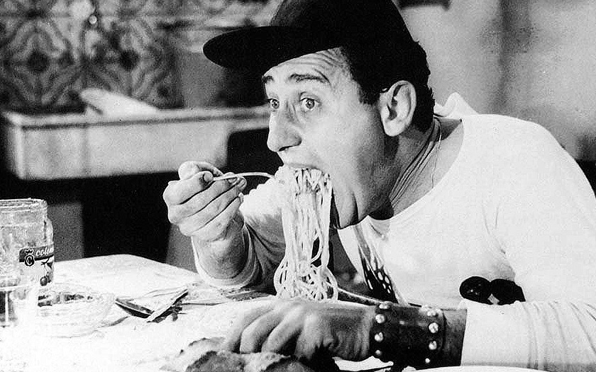 Alberto Sordi nell'ormai celebre scena del film "Un americano a Roma" (1954)