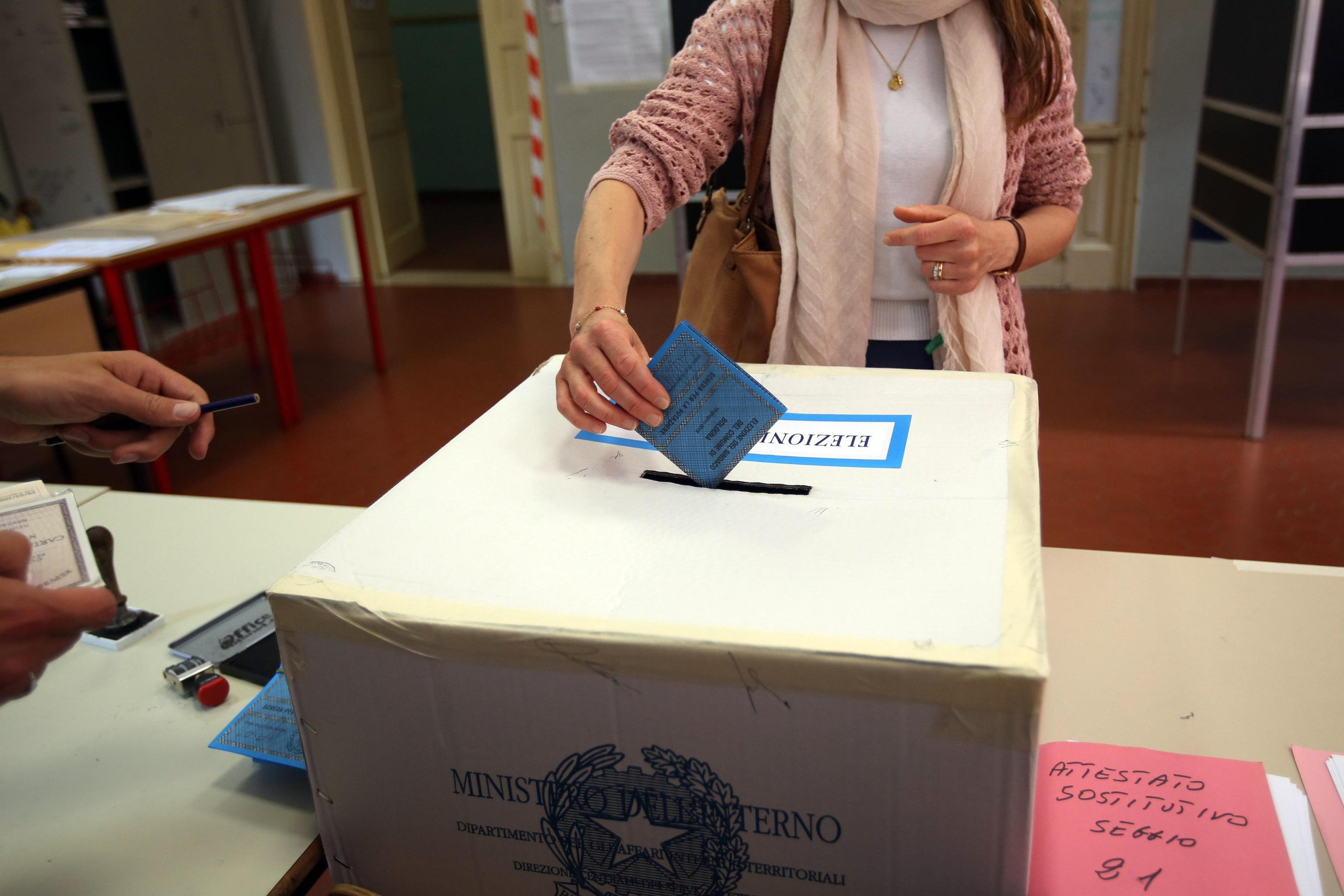 Operazioni di voto presso il seggio delle scuole 'Aldrovandi-Rubbiani' di Bologna, 19 giugno 2016. ANSA/GIORGIO BENVENUTI