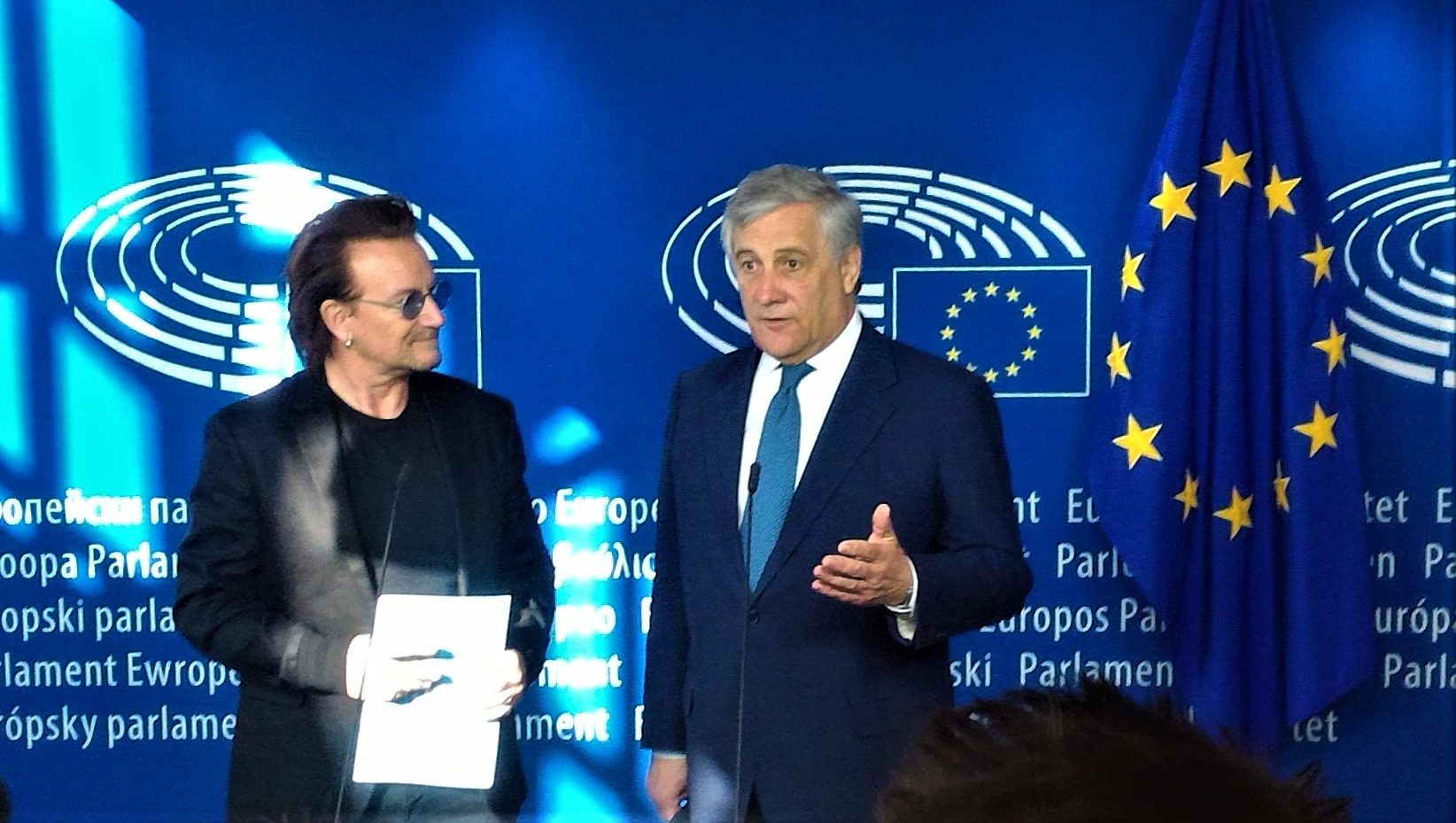 Il cantante Bono e il presidente del Parlamento europeo Antonio Tajani