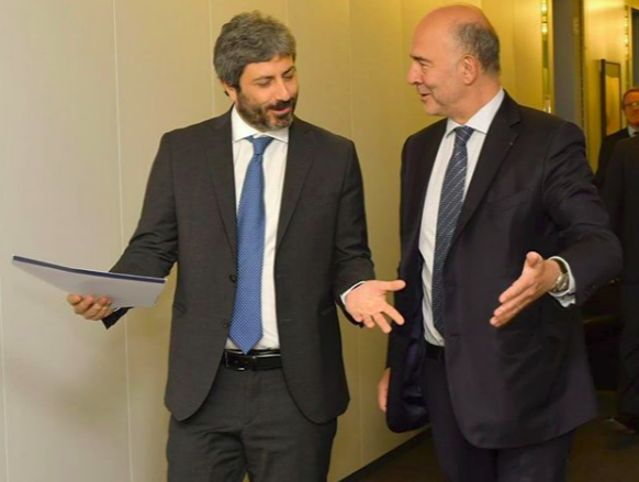 Il presidente della Camera, Roberto Fico (sinistra), con il commissario agli Affari economici, Pierre Moscovici