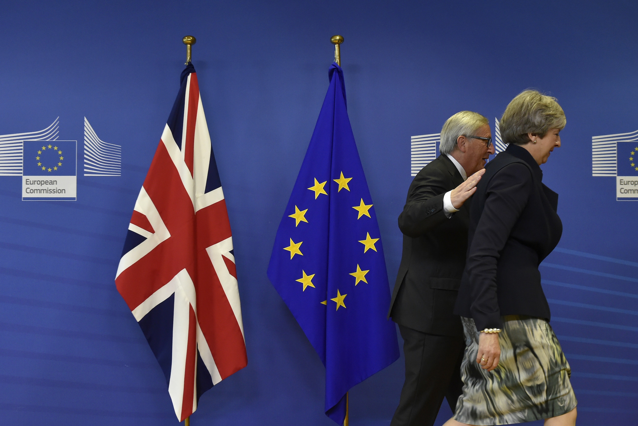 La premier britannica Theresa May e il presidente della Commissione Ue Jean-Claude Juncker