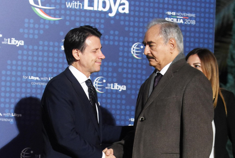 Il premier Giuseppe Conte stringe la mano al generale libico Khalifa Haftar