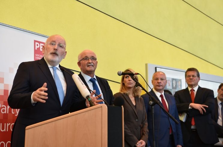 Frans Timmermans, primo vicepresidente della Commissione Ue, e Udo Bullmann, presidente del gruppo dei Socialisti e Democratici