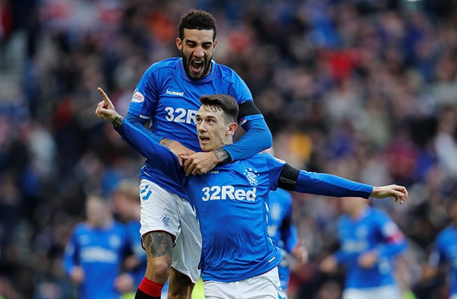 Connor Goldson festeggia il gol del compagno di squadra, Ryan Jack, che vale la vittoria nel derby dopo sette anni.