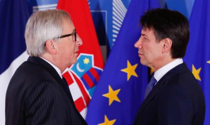 Il presidente del Consiglio, Giuseppe Conte (destra), con il presidente della Commissione Ue, Jean-ClaudeJuncker