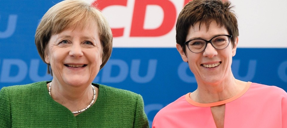 Cambio al vertice della Cdu: Annegret Kramp-Karrenbauer (a destra) sostituisce Angela Merkel alla guida del partito.