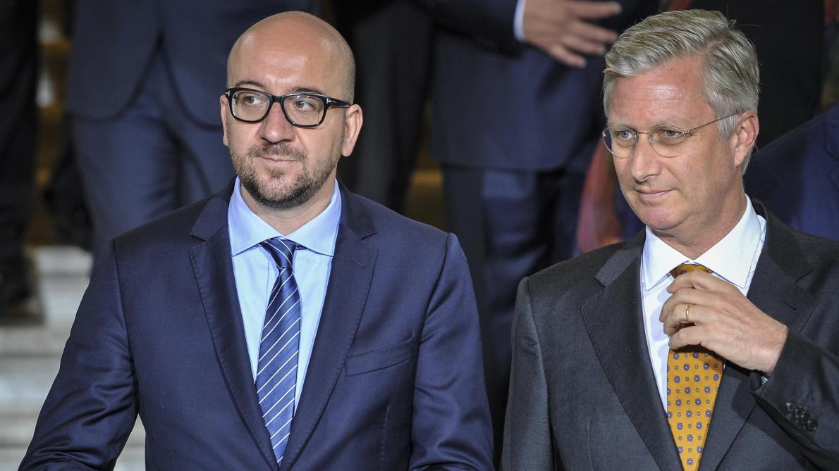 Il primo ministro dimissionario, Charles Michel (sinistra) col re Filippo dei belgi