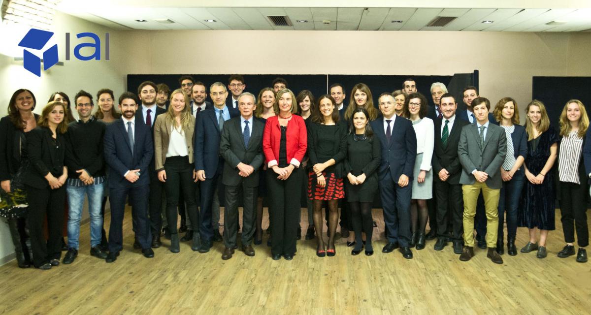 La squadra dei ricercatori dell'Istituto Affari Internazionali in posa durante una visita dell'Alta rappresentante per la Politica estera dell'Ue Federica Mogherini