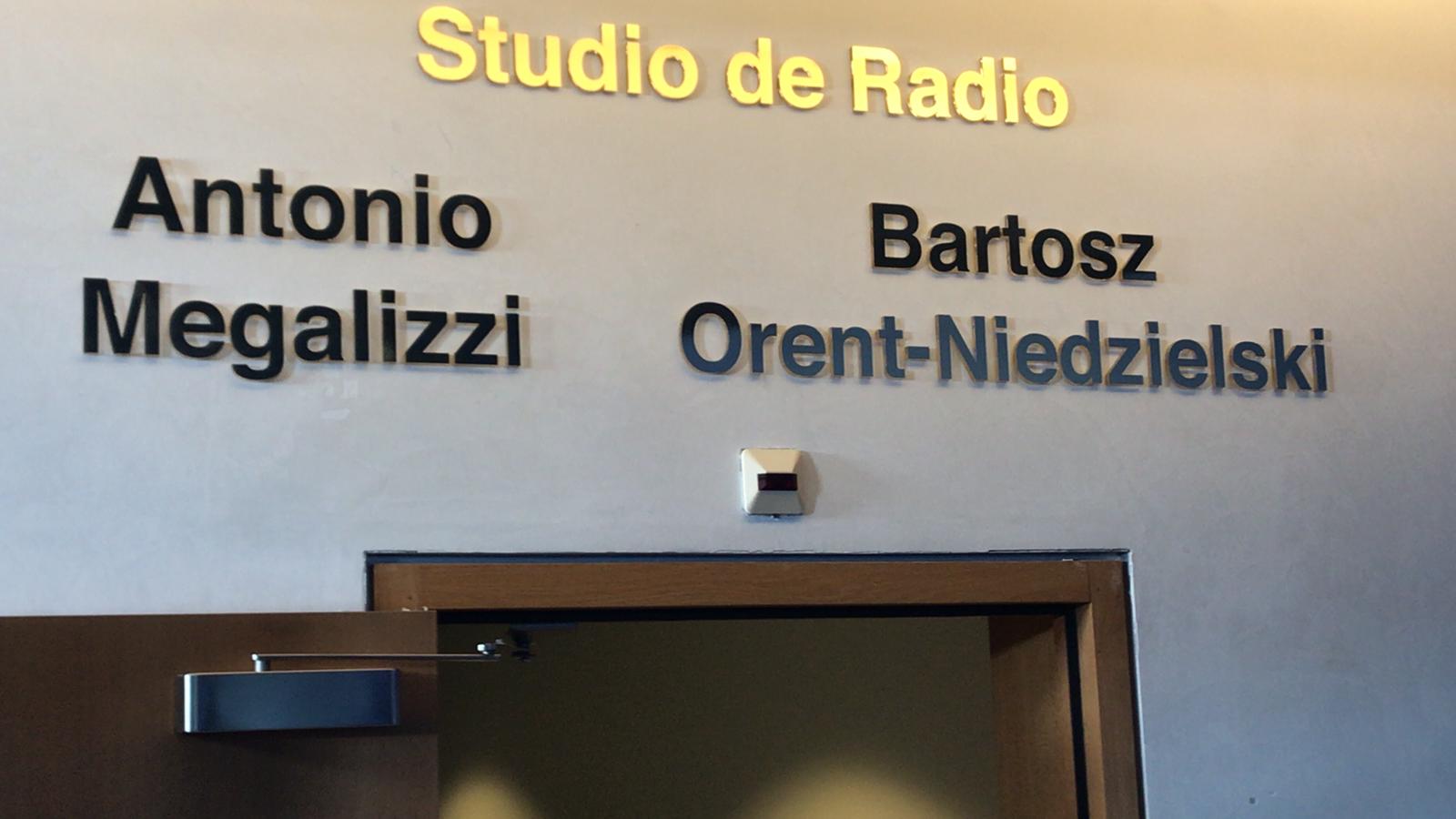 L'ingresso delle studio radiofonico del Parlamento europeo a Strasburgo, intitolato ai due giovani giornalisti uccisi nell'attacco terroristico di Natale