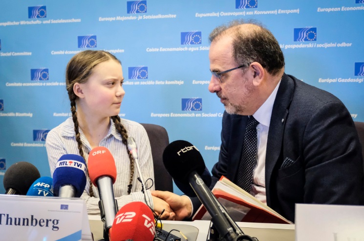 Greta Thunberg con il presidente del Cese Luca Jahier durante la  conferenza stampa che chiuse la prima visita dell'attivista per l'ambiente ad una delle istituzioni europee, il 21 febbraio 2019