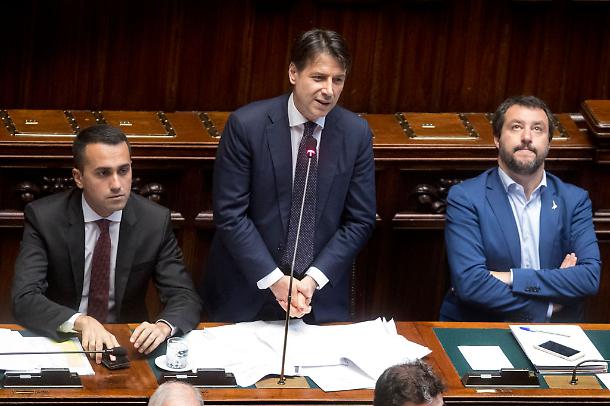 Il presidente del Consiglio. Giuseppe Conte, tra i vicepremier Luigi di Maio (sinitra) e Matteo Salvini [archivio]