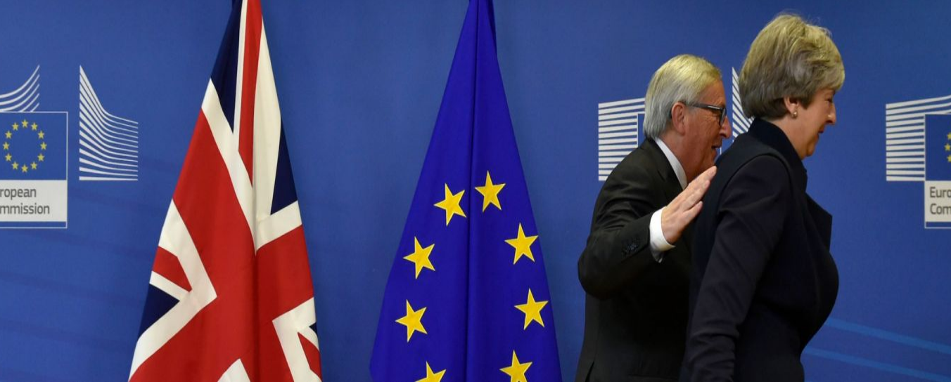 La premier britannica Theresa May con il presidente della Commissione Ue, Jean-Claude, dopo le foto di rito.