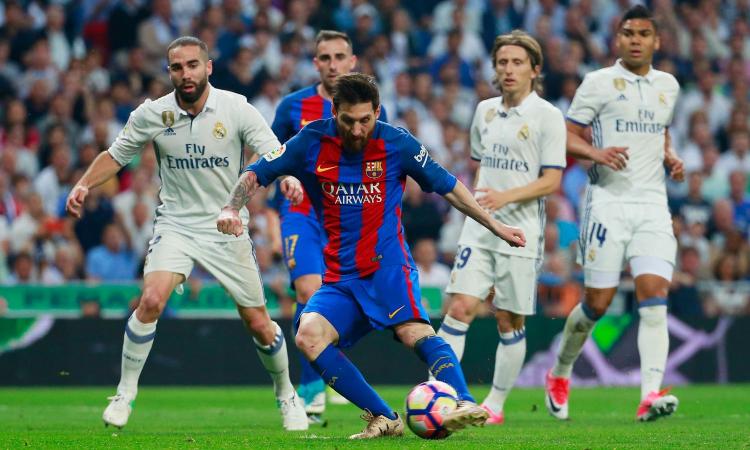 Una fase di gioco tra Barcellona e Real Madrid