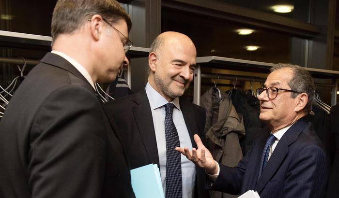 Il ministro dell'Economia, Giovanni Tria (destra), con i commissari per gli Affari economici e l'Euro, Pierre Moscovici e Valdis Dombrovskis