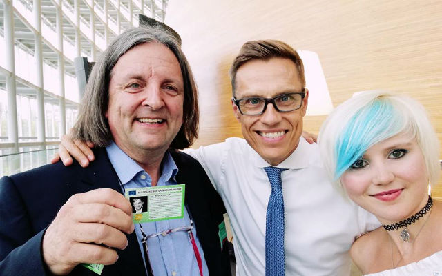 Roger Casale con la Carta verde insieme all'ex premier finlandese Alexander Stubb e all'attivista britannica Madeleina Kay