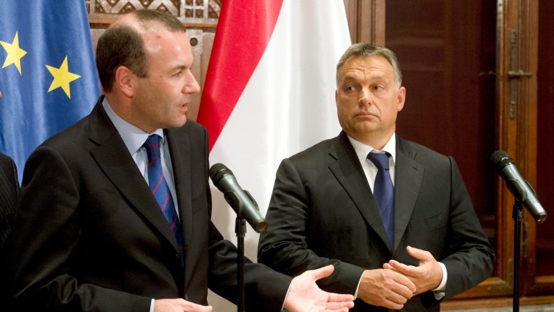 Il capogruppo PPE al Parlamento europeo Manfred Weber (sinistra), con il primo ministro ungherese e leader di Fidesz, Viktor Orban (archivio)