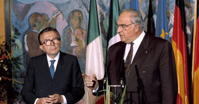 1990:  Giulio Andreotti, presidente del Consiglio e presidente di turno del Consiglio europeo, assieme al cancelliere della Germania riunificata, Helmut Kohl (archivio)