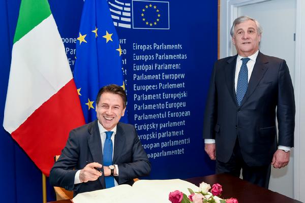 Il presidente del Consiglio, Giuseppe Conte (sinistra), con il presidente del Parlamento europeo, Antonio Tajani