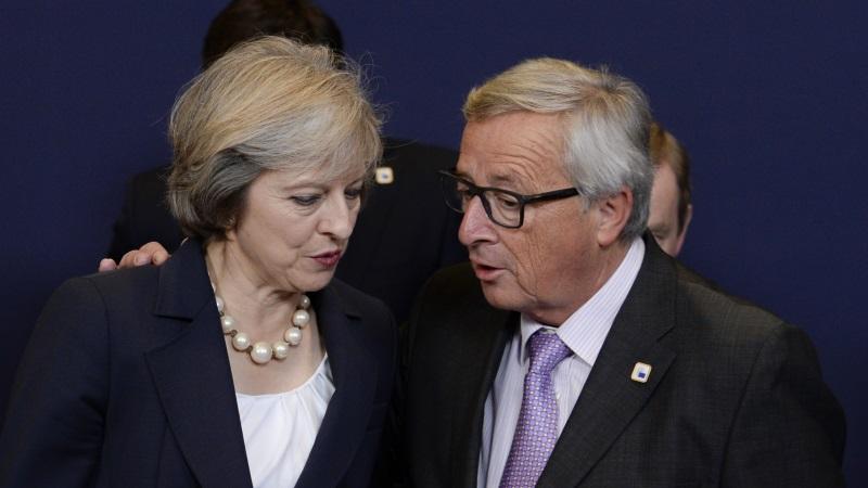 La premier britannica Theresa May e il presidente della Commissione europea, Jean-Claude Juncker [archivio]