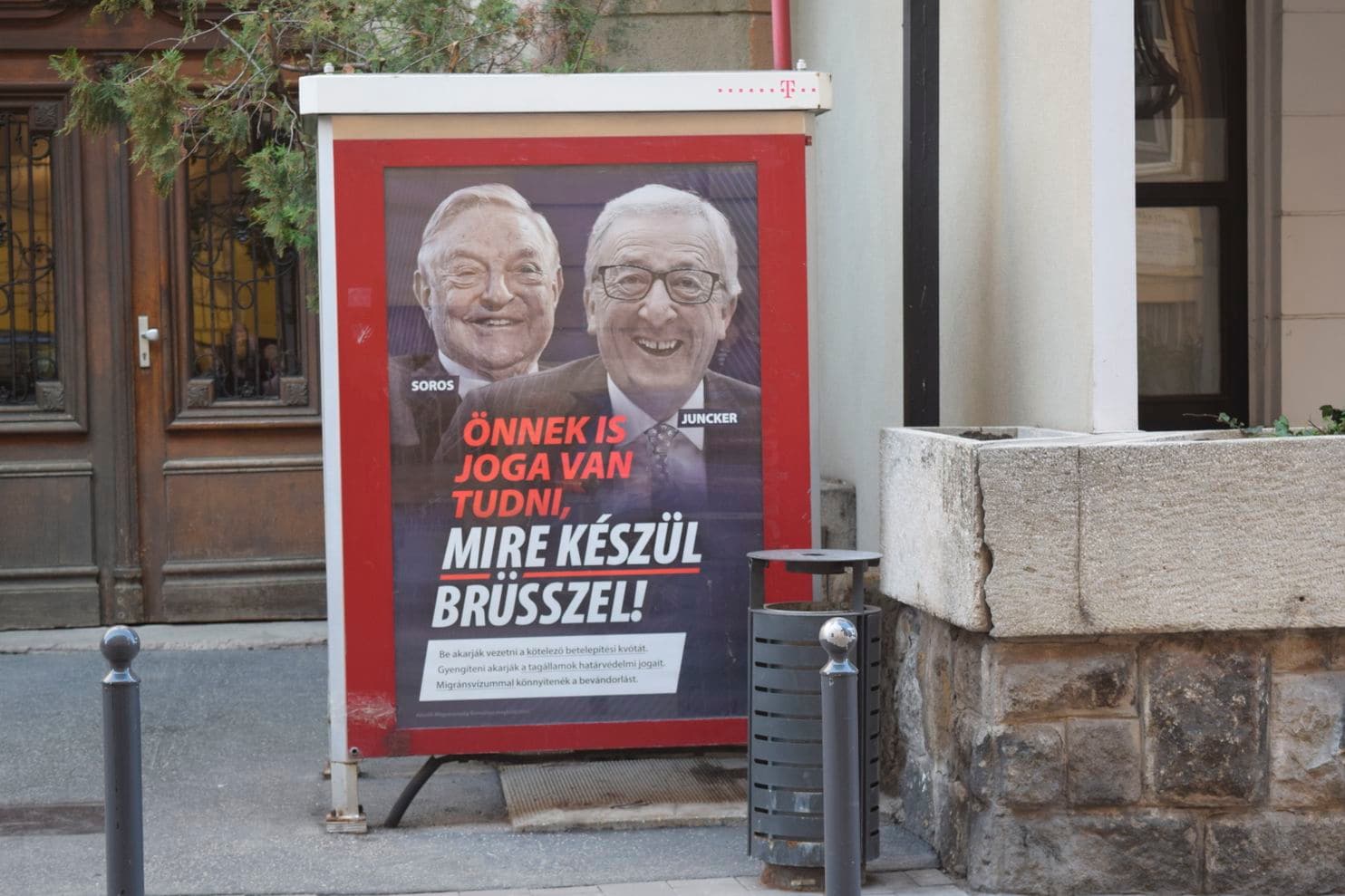 Il manifesto che accusa il presidente della Commissione europea, Jean-Claude Jucker (PPE), di aiutare il magnate George Soros a finanziare l'arrivo di immigrati. Per questo Orban rischia l'espulsione dal PPE.