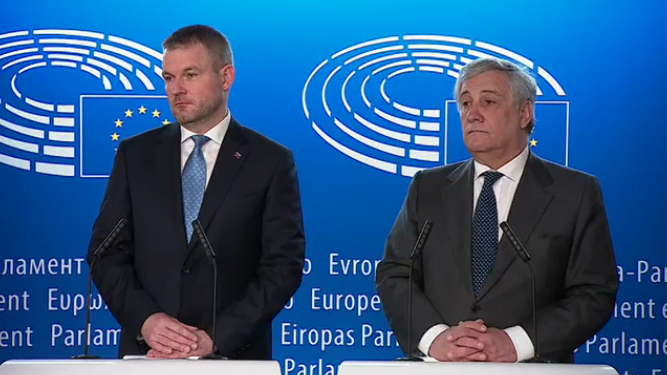 Il primo ministro slovacco, Peter Pellegrini (sinistra), con il presidente del Parlamento europeo, Antonio Tajani