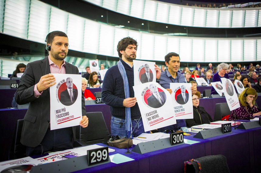 Eurodeputati del gruppo GUE espongono cartelli in Aula per chiedere le dimissioni di Antonio Tajani da presidente del Parlamento europeo