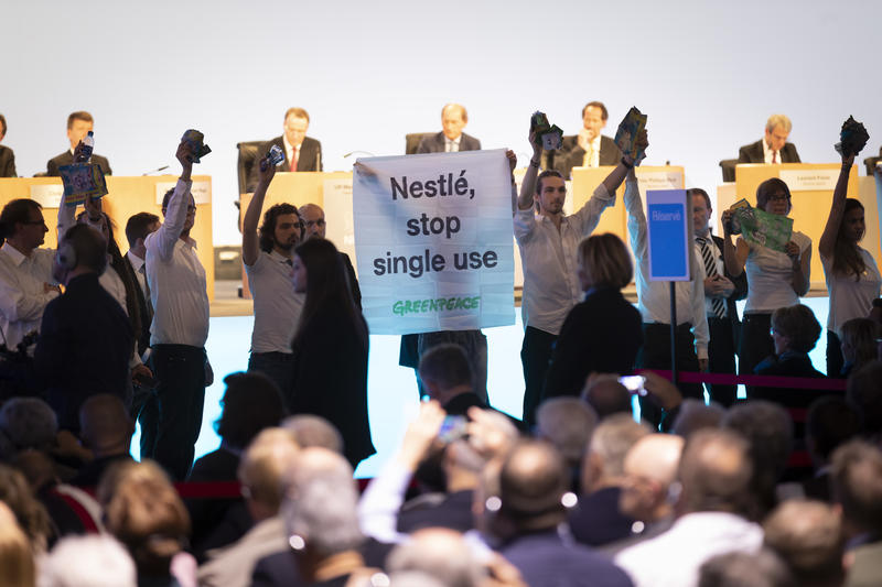 Un momento della protesta di Greenpeace all'assemblea di Nestlè