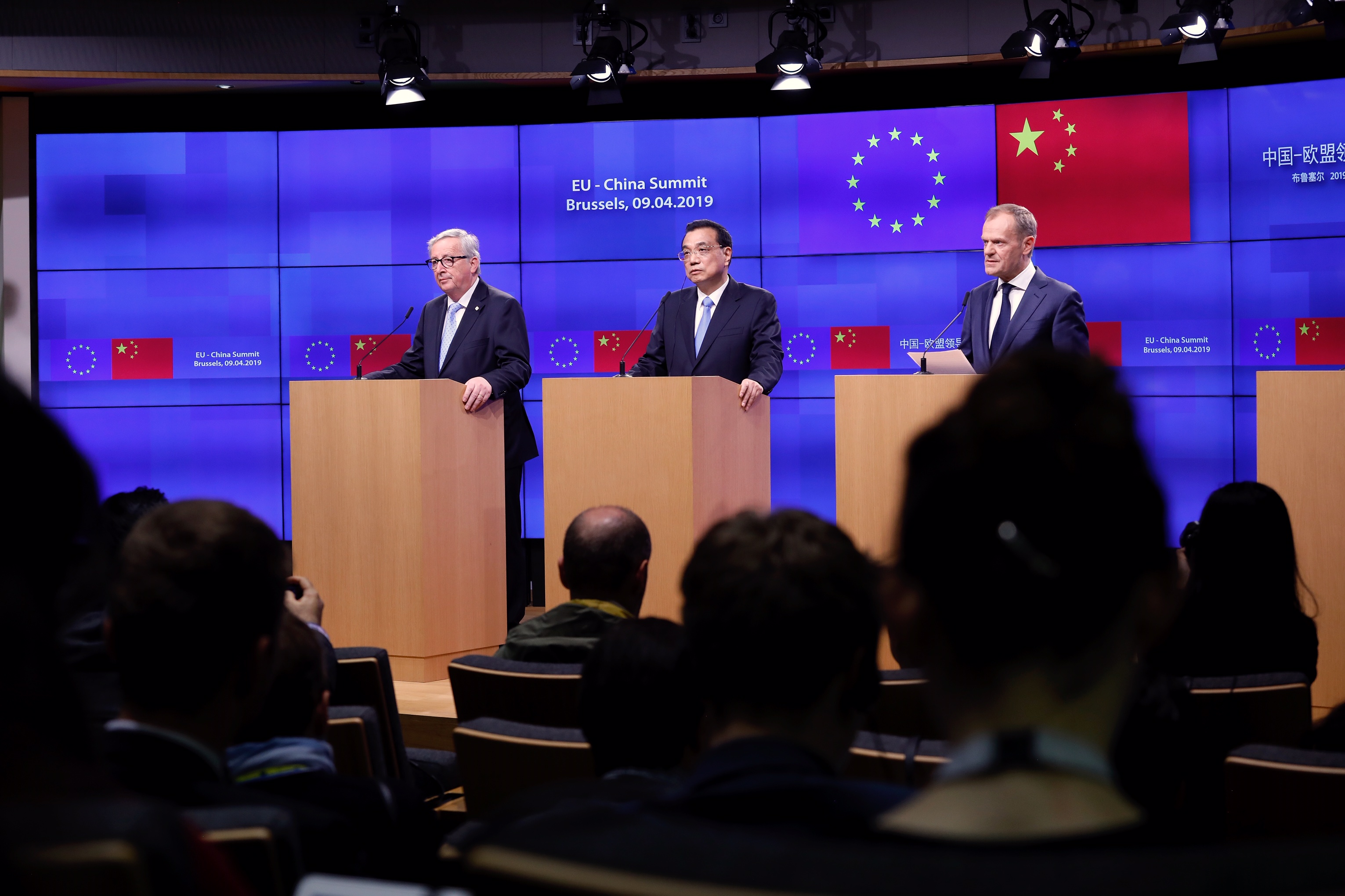 Il primo ministro cinese, Li Keqiang, tra i presidenti di Consiglio e Commissione UE, Donald Tusk (a destra) e Jean-Claude Juncker, al termine del summit UE-Cina