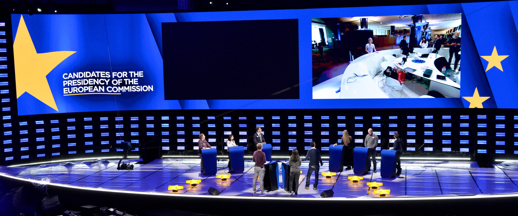 Un momento della preparazione del set per il dibattito tra i candidati alla presidenza della Commissione europea