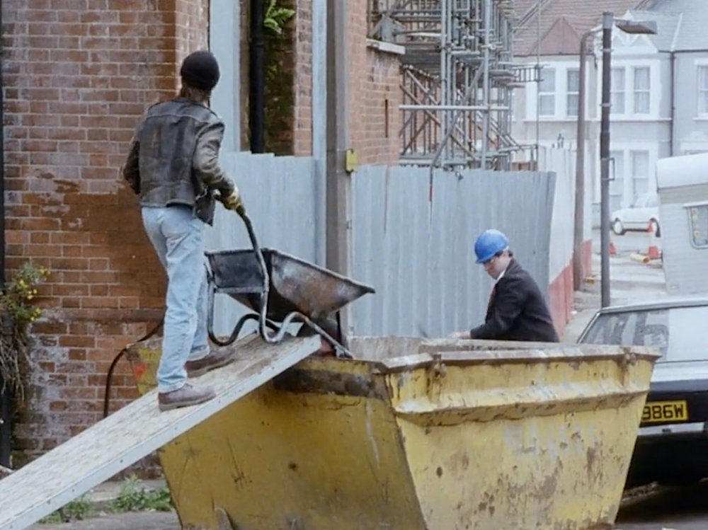 Muratori al lavoro (foto tratta da "Riff Raff", di Loach, 1991)