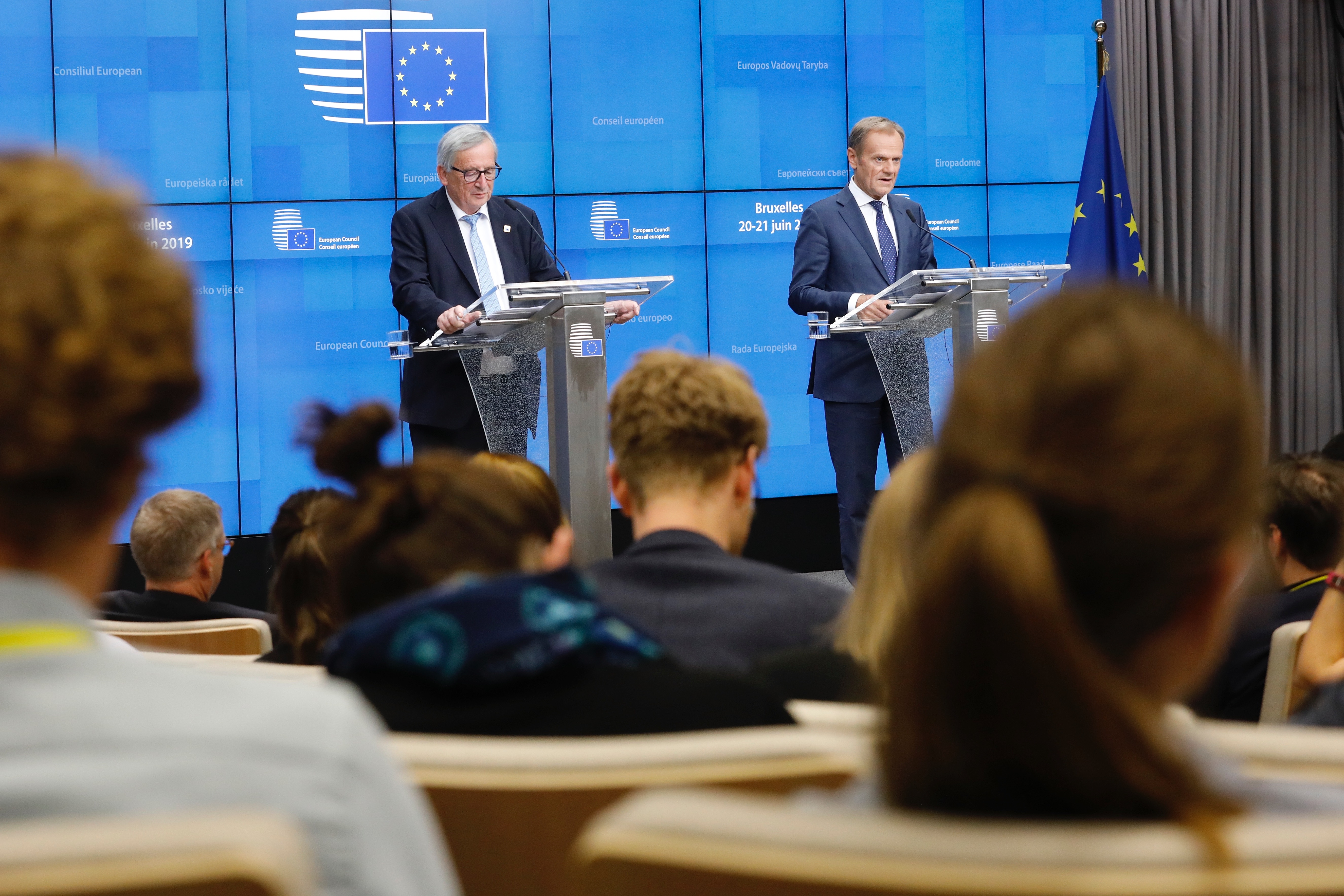 Jean-Claude Juncker e Donald Tusk durante la conferenza stampa di questa notte.