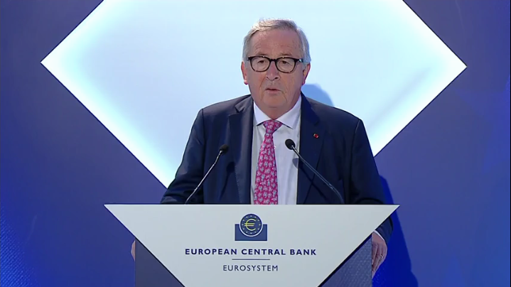 Il presidente della Commissione europea, Jean-Claude Juncker, durante l'intervento alla conferenza della BCE organizzata a Sintra, in Portogallo