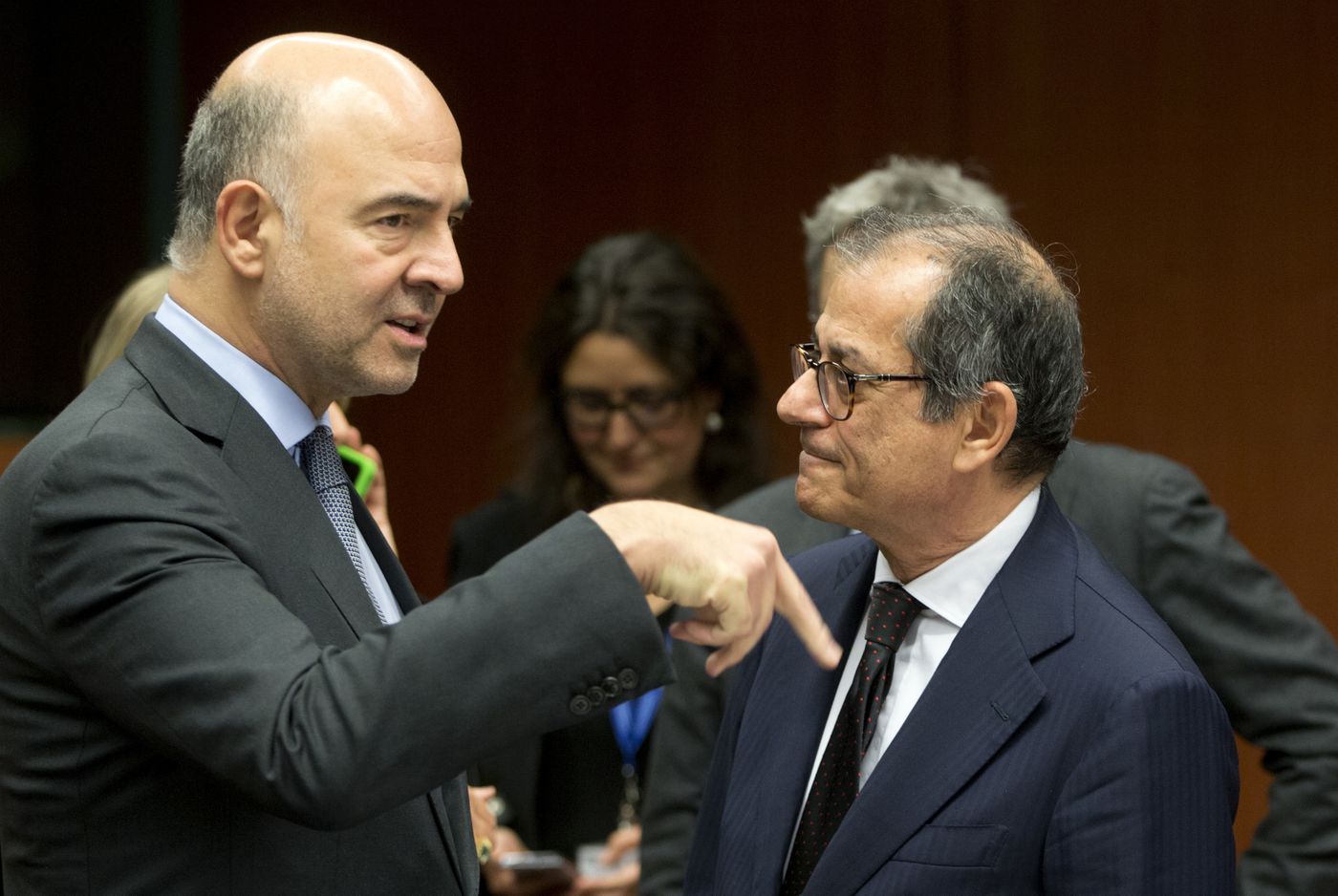 Il commissario per gli Affari economici, Pierre Moscovici (a sinistra), con il ministro dell'Economia, Giovanni Tria