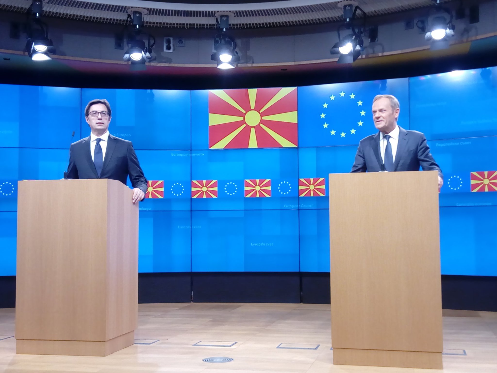 Il presidente del Consiglio europeo Donald Tusk (a destra). con il presidente della Macedonia del nord, Stevo Pendarovski