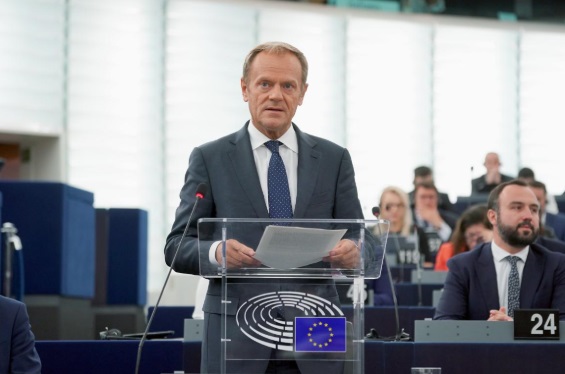 Donald Tusk oggi in aula al Parlamento europeo nella sede di Strasburgo