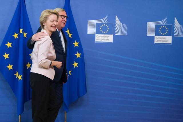 Ursula von der Leyen con Jean-Claude Juncker oggi alla Commissione europea (Foto: European Commission)