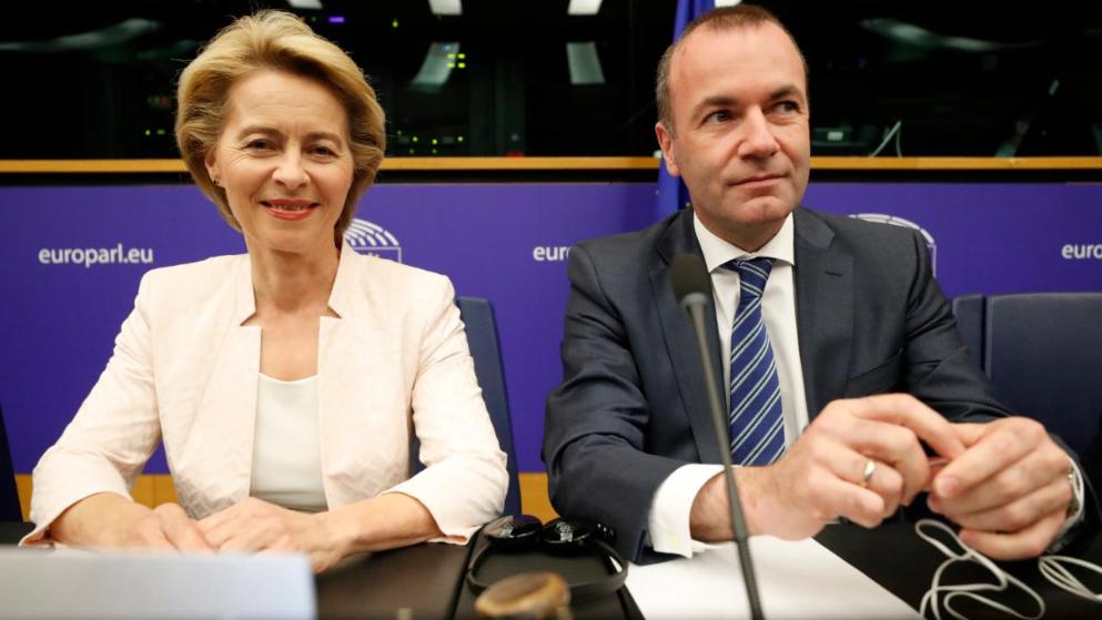 Ursula von der Leyen con Manfred Weber durante la sua visita lampo a Strasburgo ieri sera