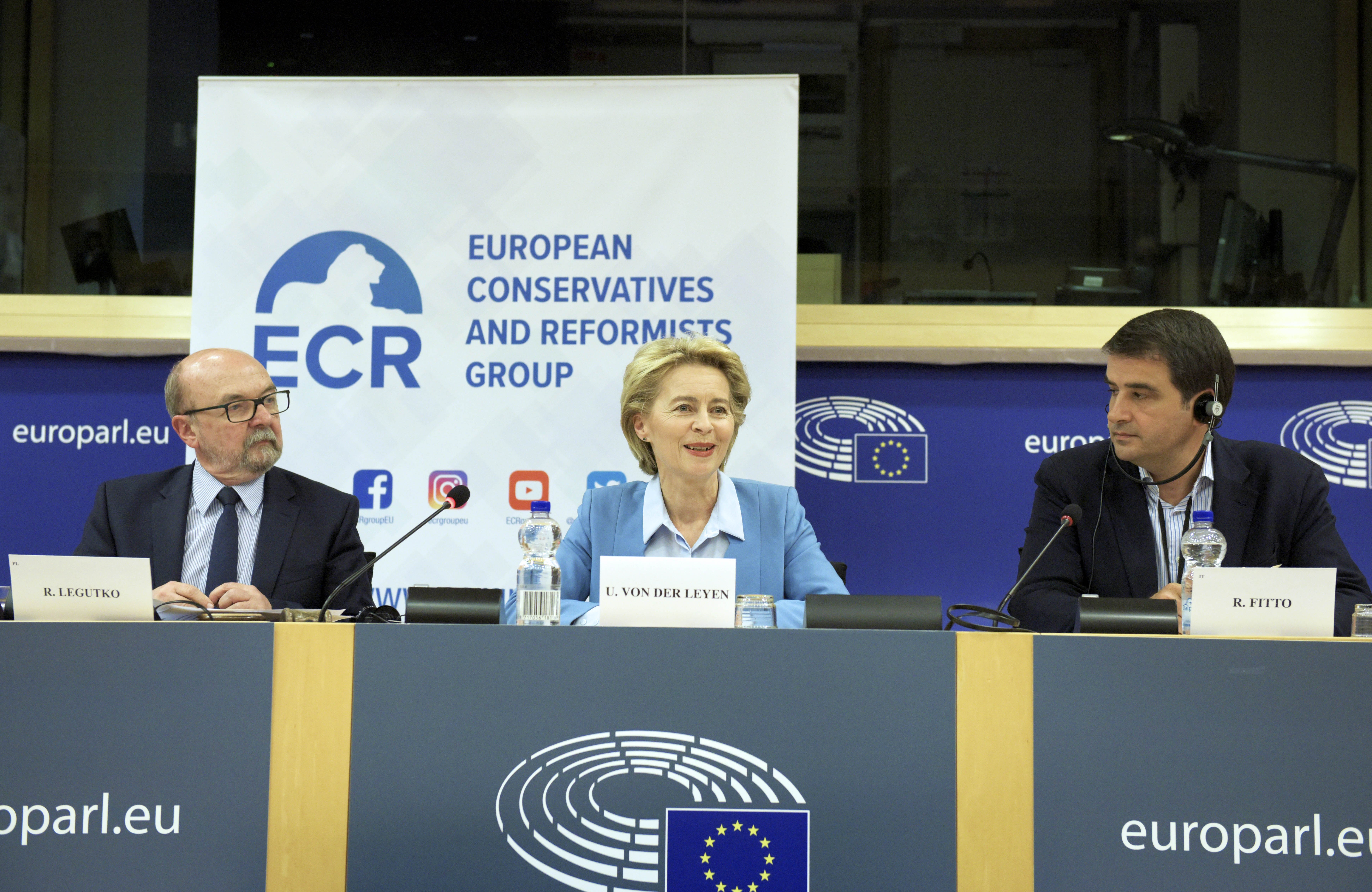 Al centro Ursula von der Leyen con Raffaele Fitto e Ryszard Legutko i due copresidente del gruppo dei Conservatori e Riformisti Europei