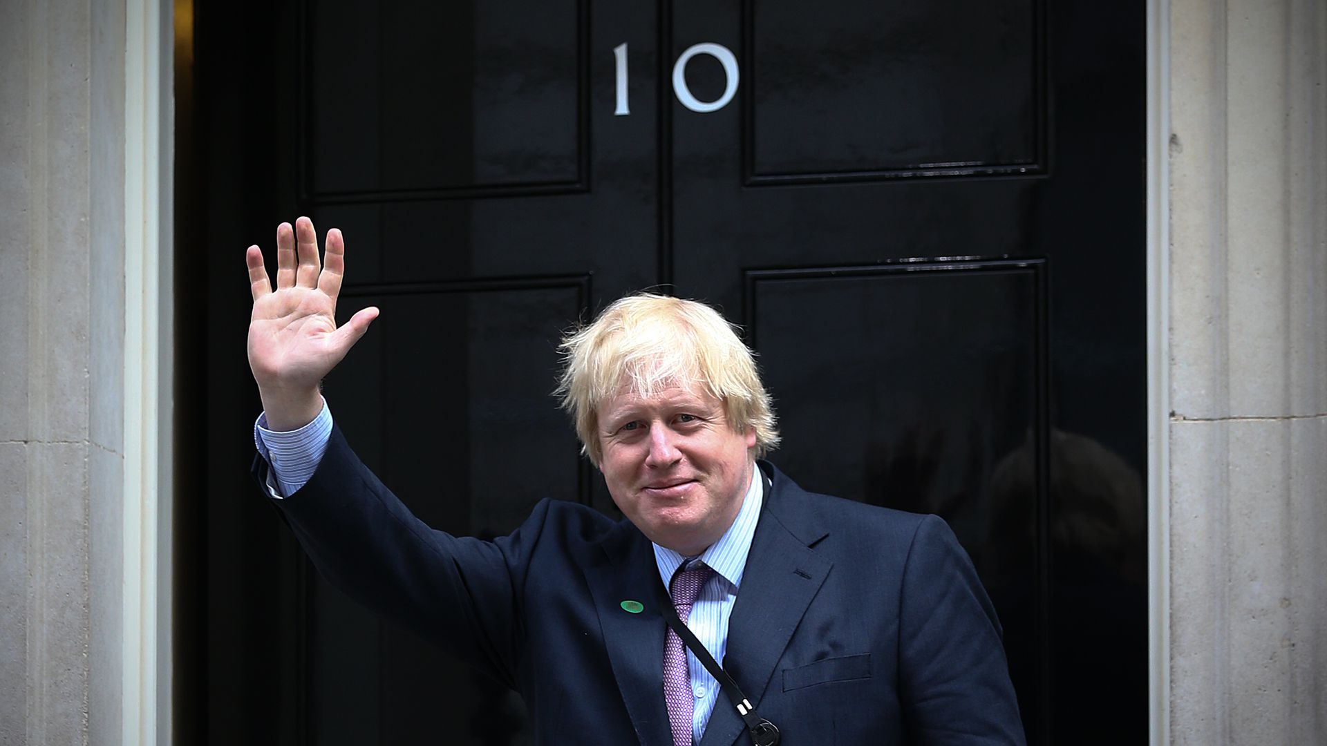 Boris Johson davanti l'ingresso della residenza del primo ministro britannico. Entrerà a Downing street domani [archivio]